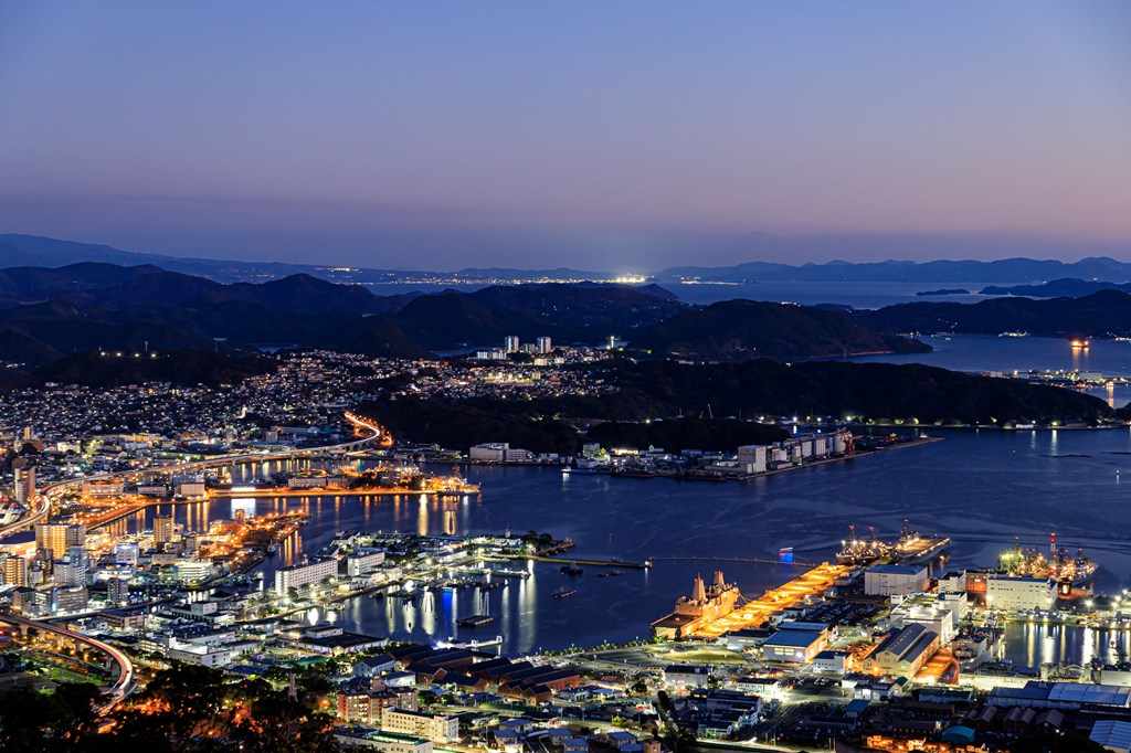 佐世保市街と九十九島を一望できる展望台。昼の眺望はもちろん、夕景・夜景の名所としても知られています。サンフラワーマンションから車で約20分。